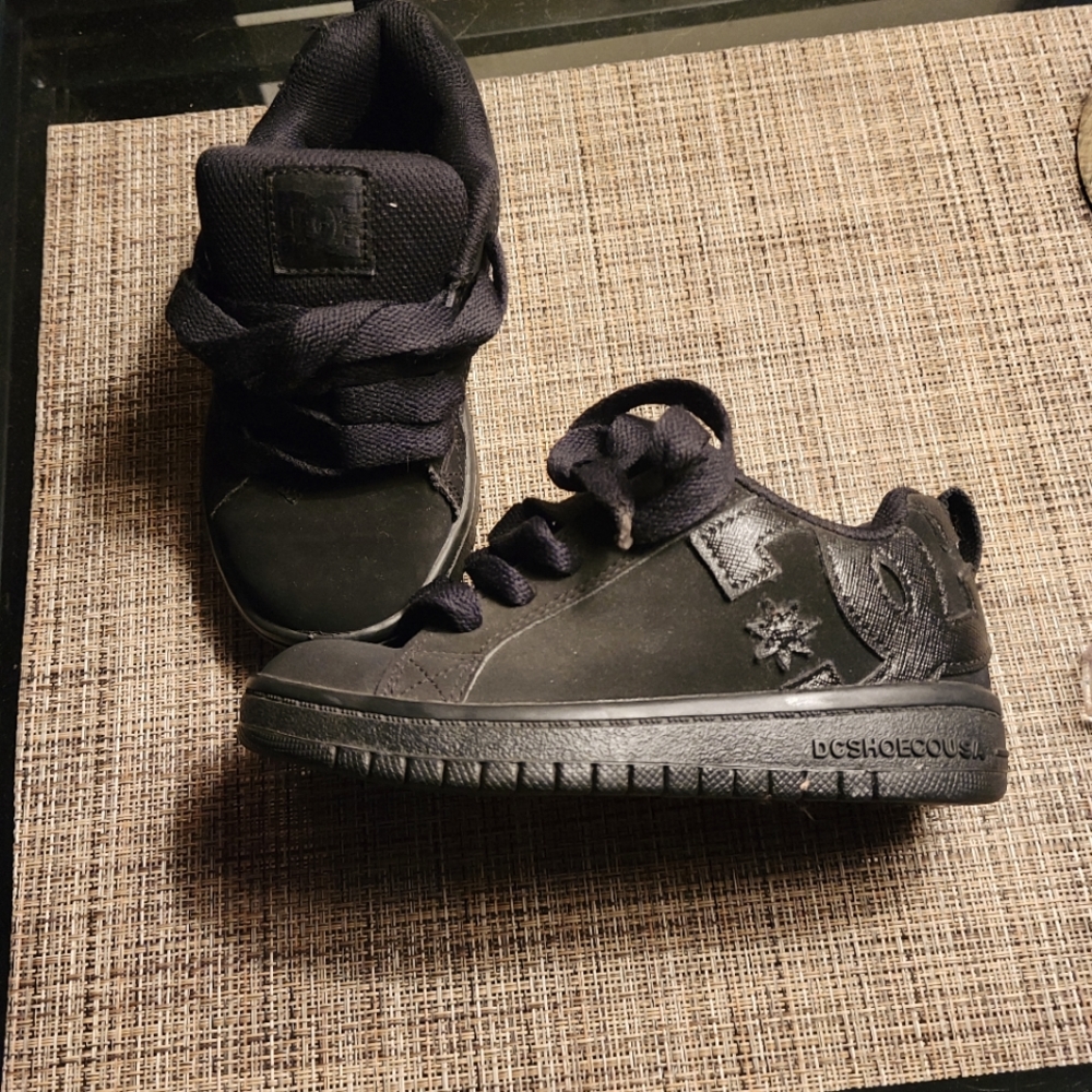 Black DC Shoes